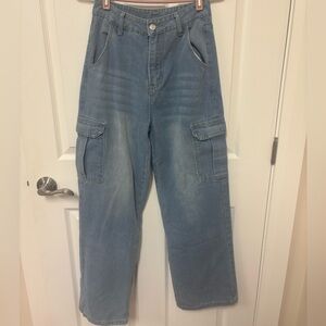 Relaxed Fit Men's Cargo Jeans in Light Blue